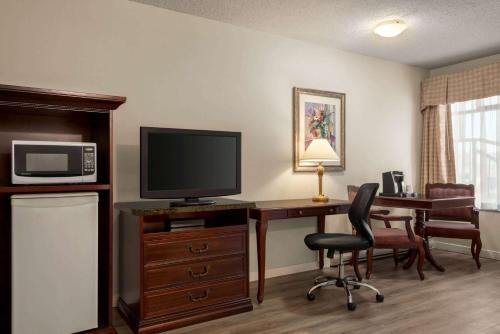 Travelodge by Wyndham Abbotsford Bakerview in Abbotsford, Canada