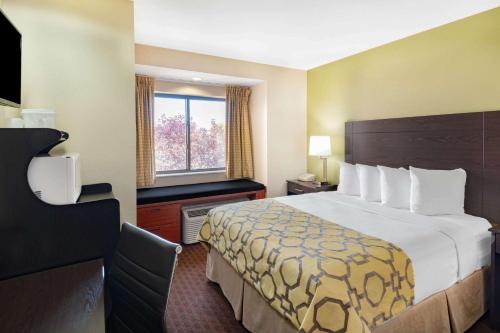 King Room with Bath Tub - Mobility Accessible/Non-Smoking