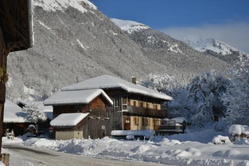 Skats, Appartement dans chalet 5 chambres 130 m2 centre village in Montrionda