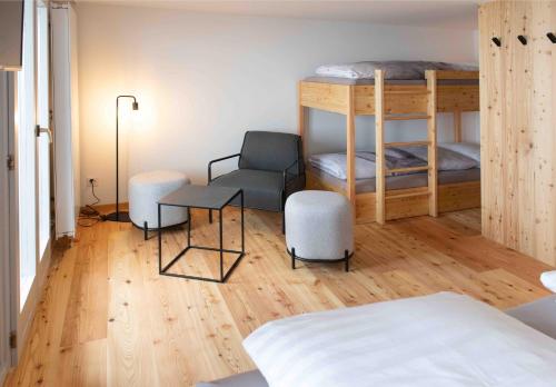 1 queen bed, 2 bunk beds