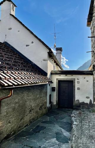 Casa indipendente con camino e mansarda.