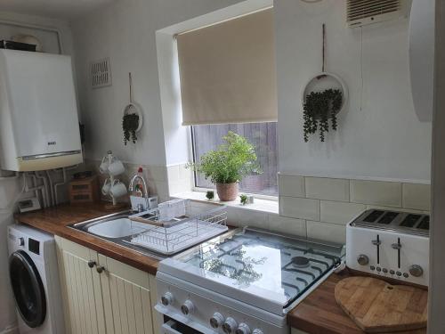 Konyha, Ladbury House in Walsall, convenient location near the M6, Walsall Uni and Hospital, with free parki in Palfrey