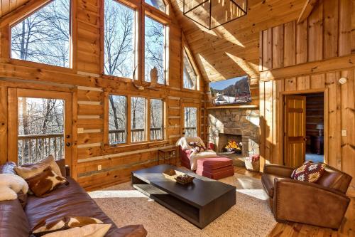 The Trail House, Serene Cabin in Wolf Laurel on Nature Trail with Game Room - Swiss