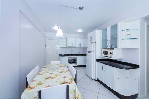 Lindo apartamento 2 dormitorios, para ate 06 pessoas em otima localizacao na Praia de Bombinhas - SC