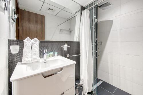 Modern Studio at Bayz by Danube Business Bay by Deluxe Holiday Homes