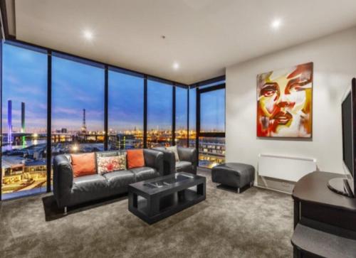 Lovely waterfront apartment with swimming pool and gym in the heart of Docklands