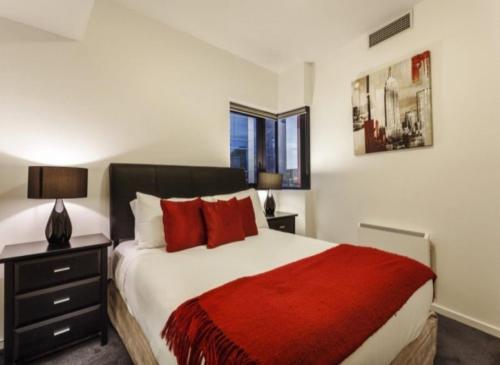 Lovely waterfront condo with swimming pool and gym in the heart of Docklands