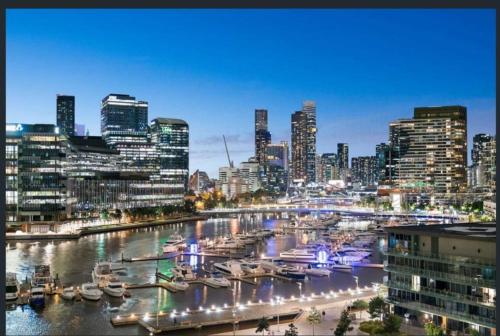 Lovely waterfront condo with swimming pool and gym in the heart of Docklands