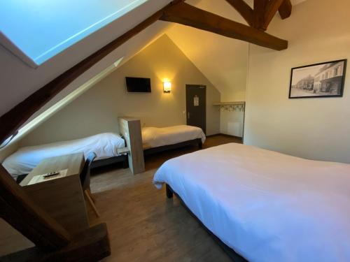1 double bed, 2 twin beds