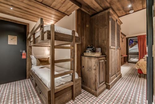2 twin beds, 2 bunk beds