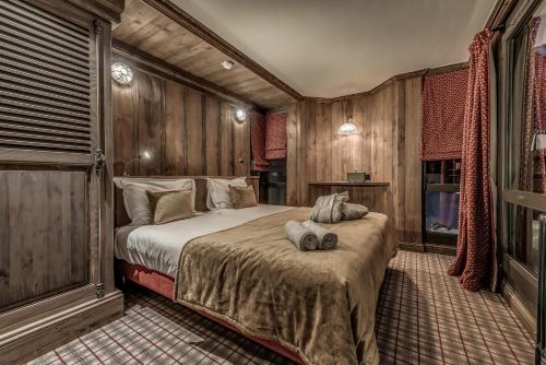 1 queen bed, 2 twin beds