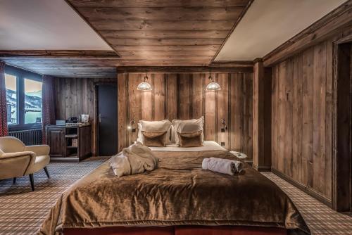 1 queen bed, 1 twin bed, 2 bunk beds