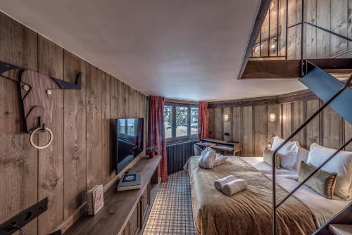 1 double bed, 2 twin beds