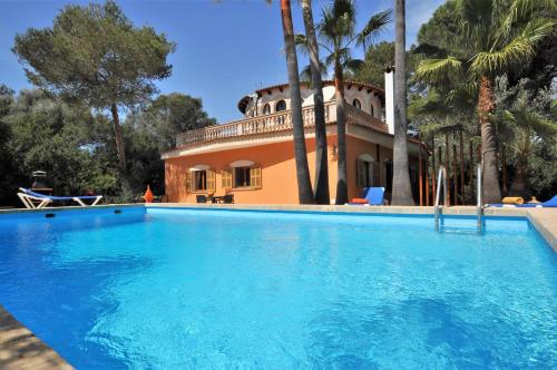 Beautiful 5-Bed House quiet area close to Campos gîte à louer Son Fadrinet, basilica