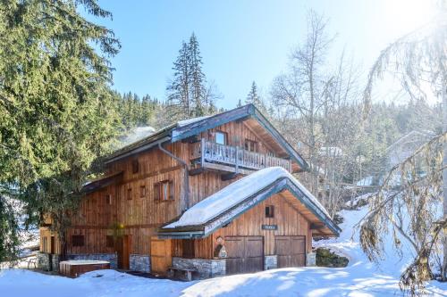 Chalet Titania, 12 person chalet with 6 ensuite bedrooms and outdoor jacuzzi in La Tania La Tania