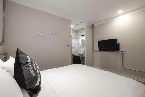 Standard Double Room image 8
