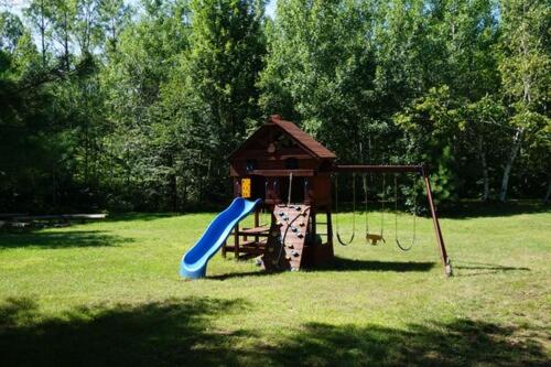 Hush Lodge and Cottages in Barrys Bay (ON)