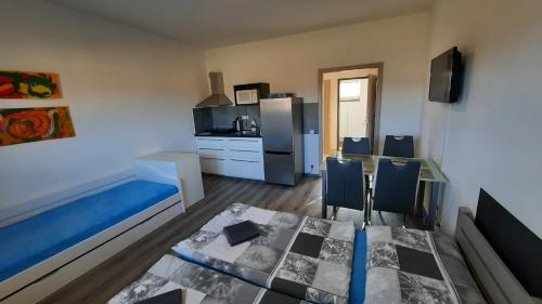 1 double bed, 2 twin beds