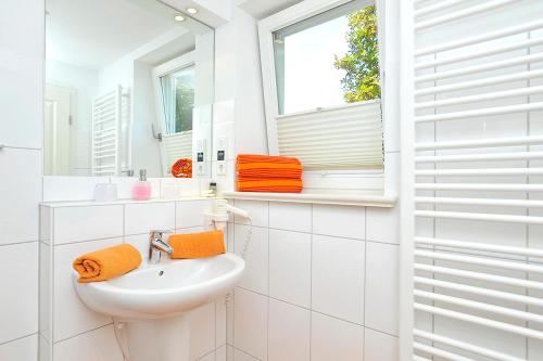 Bathroom, Hotel und Restaurant Petit Robby in Wenningstedt-Braderup (Sylt)