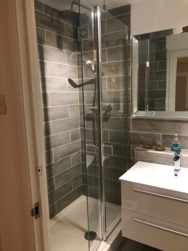 Zuhanyzó, Stunning pied-a-terre moments from the water. in Netley