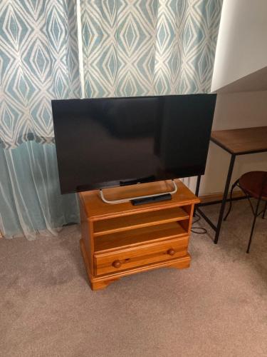 Létesítmények, White house in Perry Common