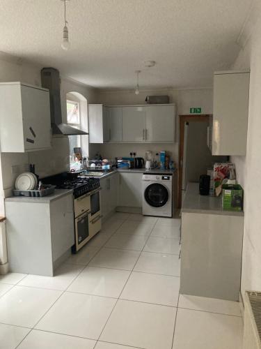 Konyha, White house in Perry Common