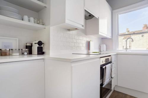The Apartment, Bath, Bath (photo 10)