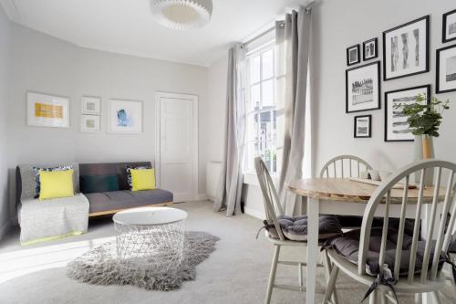 The Apartment, Bath, Bath (photo 8)