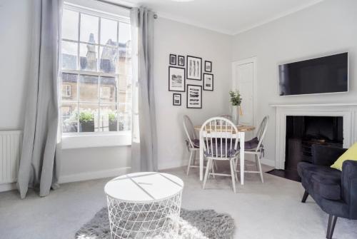 The Apartment, Bath, Bath (photo 6)