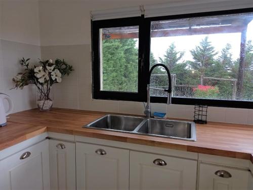 주방, Alojamiento El Pinar in 발네아리오 엘 콘도르