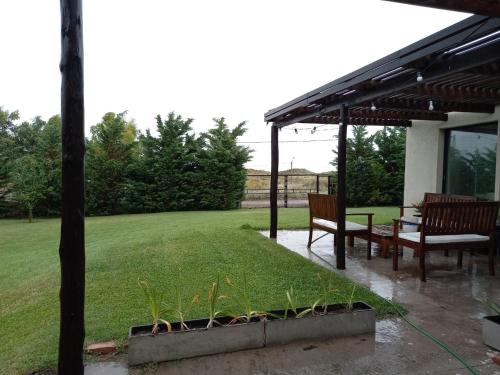 정원, Alojamiento El Pinar in 발네아리오 엘 콘도르