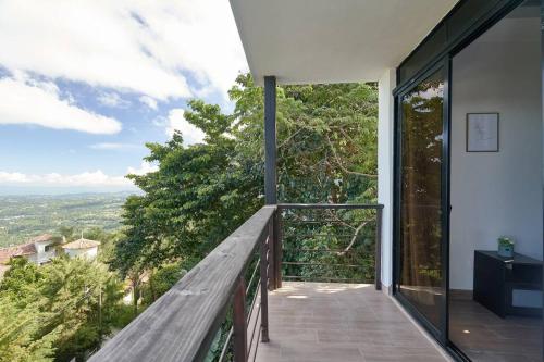 Villa Favella-Pop-Art-View-7BR-Jamaca De Dios-Balcony-Dream in Jarabacoa