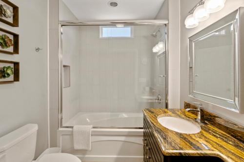 Gorgeous Downtown Bungalow, Walk Everywhere!!! thumb 4