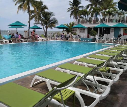 R&K's Marathon Paradise 2/2 w/Dock & Cabana Club Included - image 12