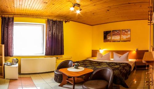 Double or Twin Room image 4