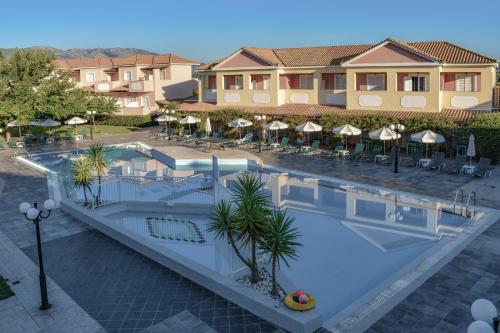 مسبح, فندق إيكوريزورت زيفيروس (Ecoresort Zefyros Hotel) in Chamouzas