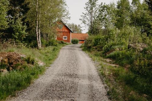 . En lantlig idyll med skogen precis utanför dörren!