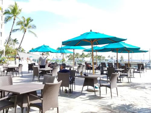 Ilikai Tower 1 Bedroom City View Condos with Private Lanai & Free Wifi! - image 2