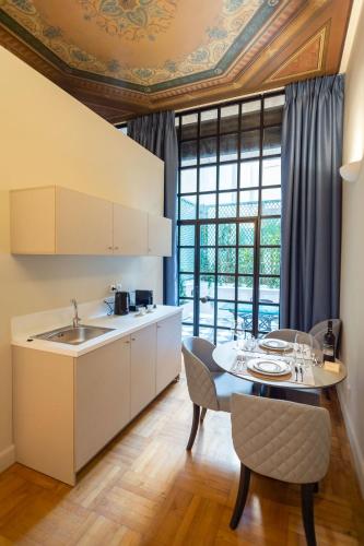 ห้องครัว, 33SolonosSuites in ลิคาเบตทัส โคโลนาคี