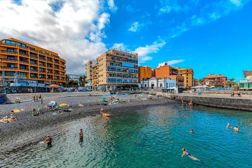 Home2Book Central Studio near Playa del Muelle 4