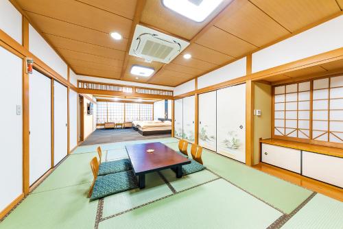room detail thumbnail 2