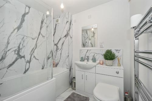 ห้องน้ำ, Modern seaside apartment ,Lossiemouth, Moray in ลอสซีเมาธ์