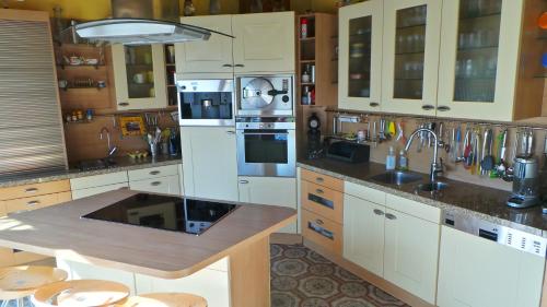 Luxury family villa in the heart of Gascony. Large pool & gorgeous view in Tourdun