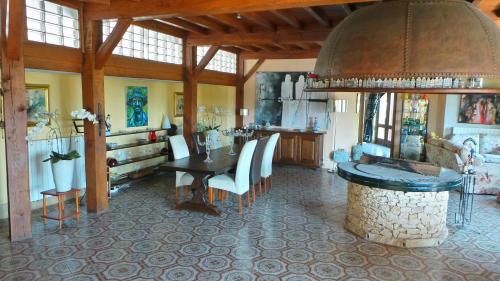 Luxury family villa in the heart of Gascony. Large pool & gorgeous view in Tourdun