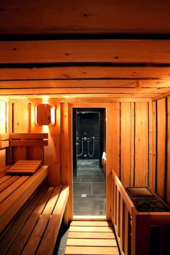 Artsy Luxurious Ski-In-Out-Chalet in Bagnes