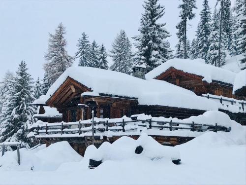 Artsy Luxurious Ski-In-Out-Chalet in Bagnes