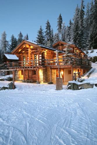 Artsy Luxurious Ski-In-Out-Chalet in Bagnes