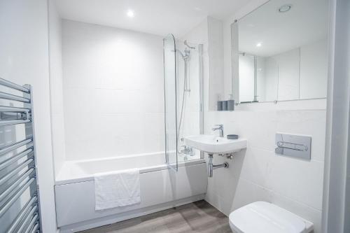 Birmingham - 2 Bedroom W/ Balcony & Parking by Opulent