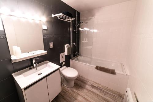2 double beds, 1 twin bed