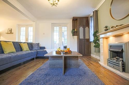 Petworth House - Central Milton Keynes - Smart TVs, Pool Table, Garden and Free Parking by Yoko Prop